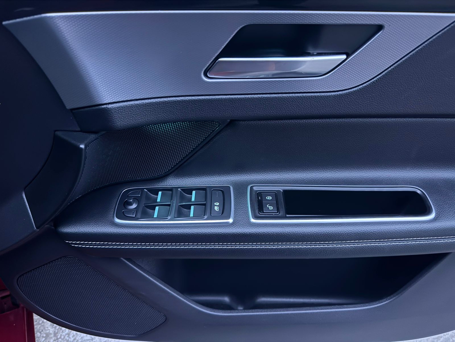 2017 Jaguar XF - image 13