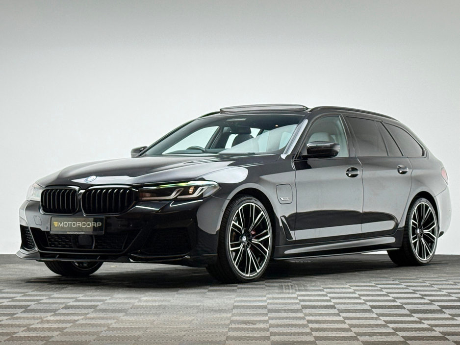 2023 BMW 5 Series - image 3