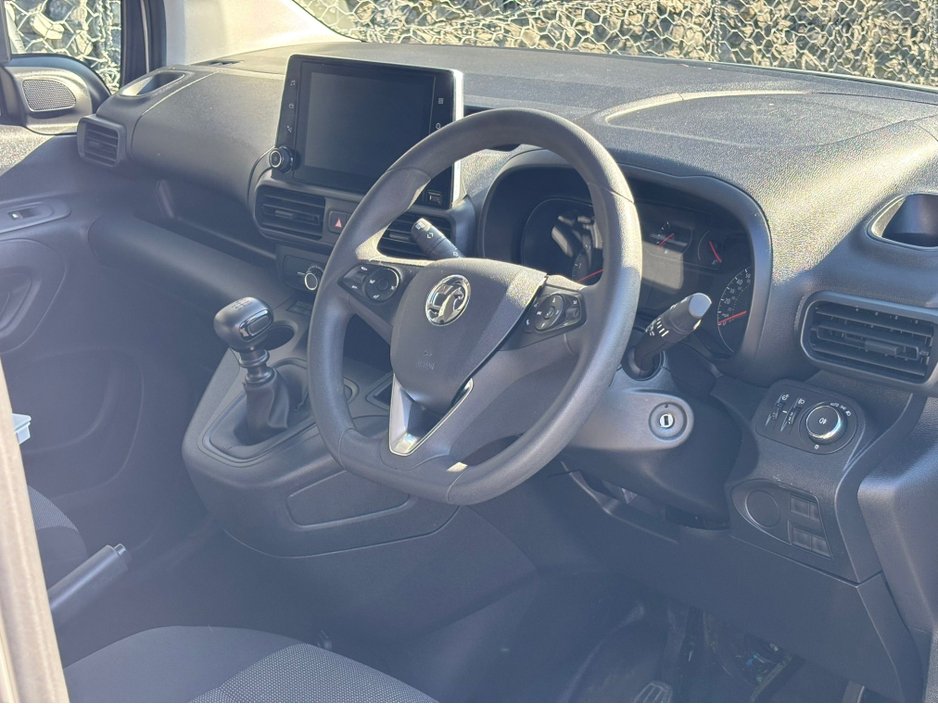 2022 Vauxhall Combo - image 20