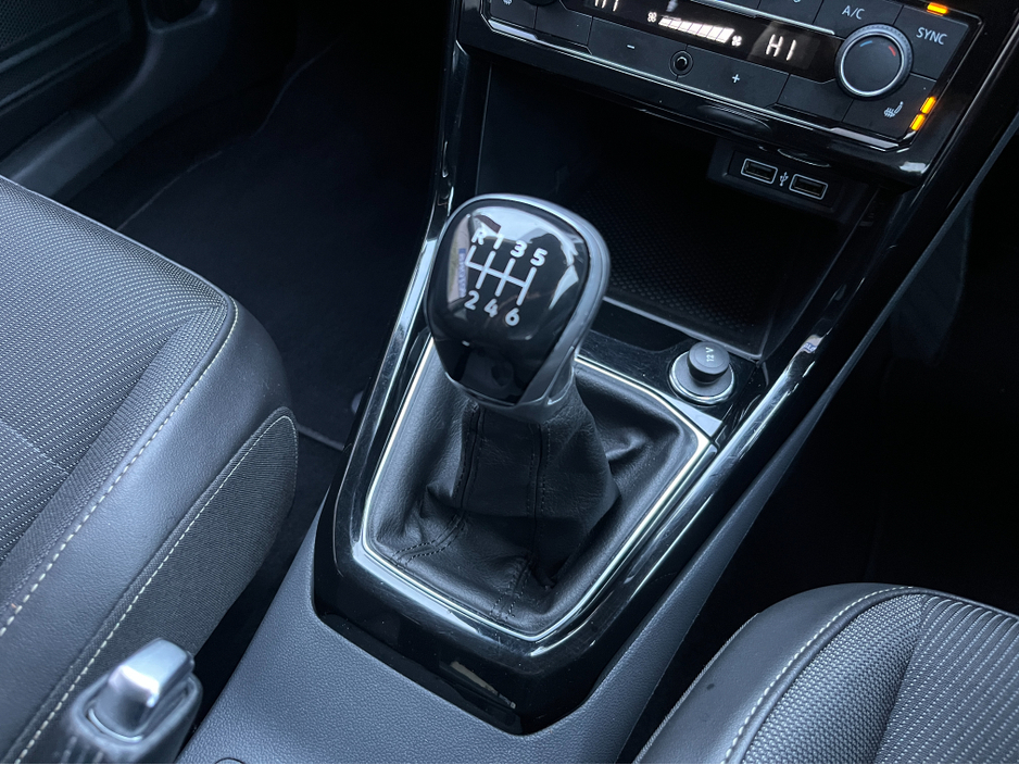 2020 Volkswagen T-Cross R-LINE 1.0 TSI PETROL MANUAL //SAT NAV//ADAPTIVE CRUISE CONTROL//REVERSE CAMERA// €18,950