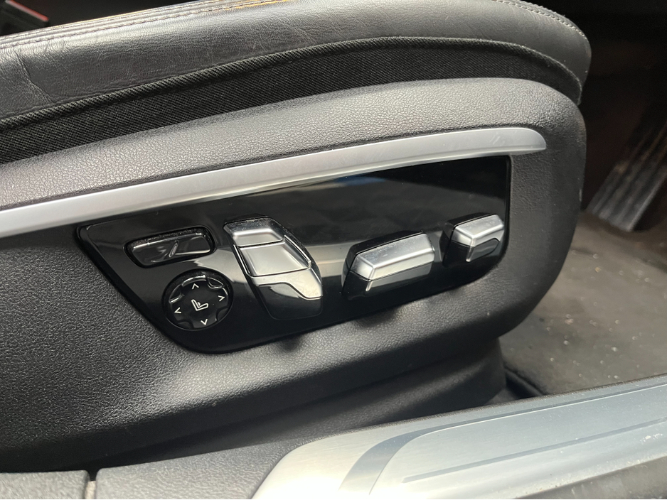 2016 BMW 7 Series - image 19