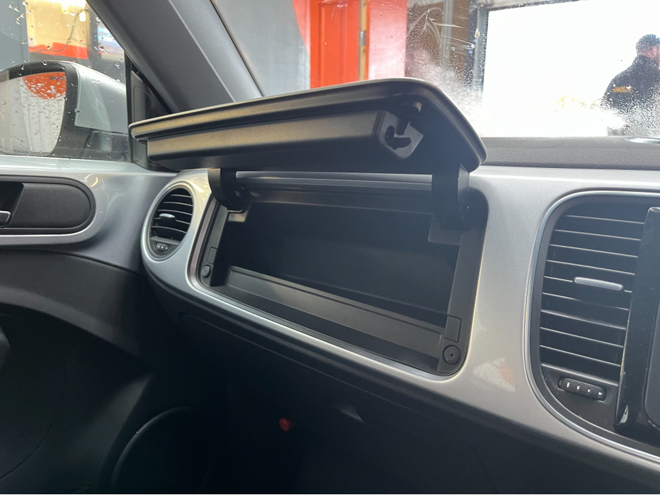 2013 Volkswagen Beetle - image 14