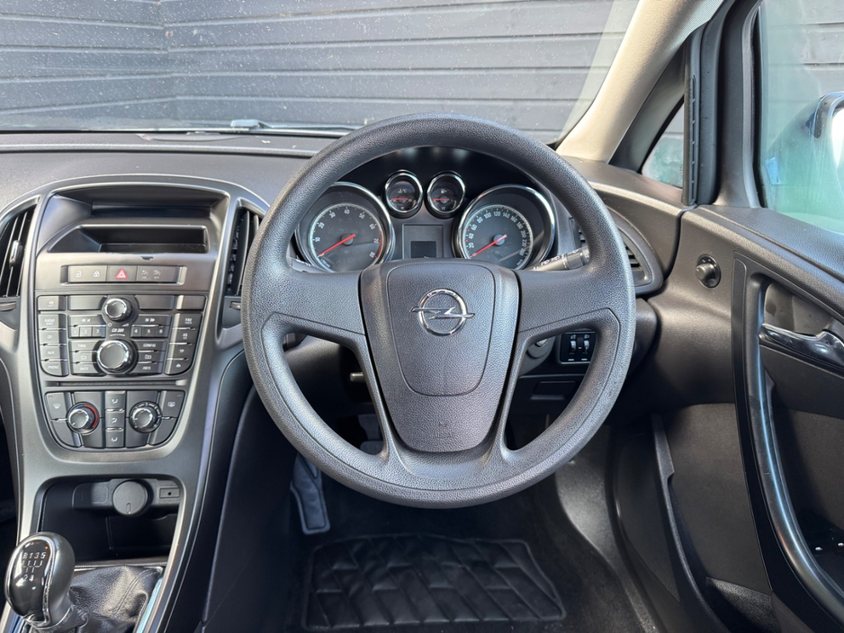 2012 Opel Astra - image 13