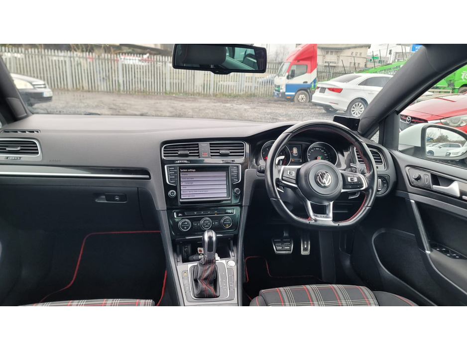 2016 Volkswagen Golf - image 15