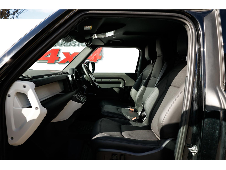2025 Land Rover Defender - image 7