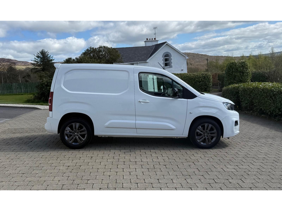 2020 Peugeot Partner - image 8