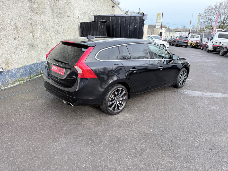 2015 Volvo V60 - image 8