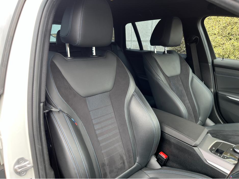 2021 BMW 3 Series - image 12