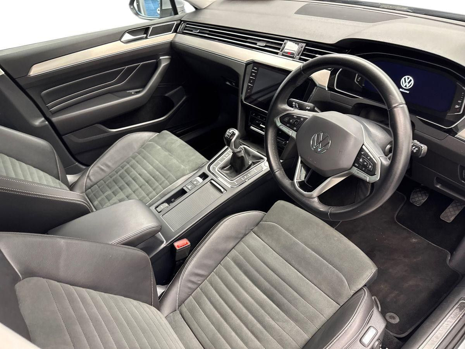 2022 Volkswagen Passat - image 6