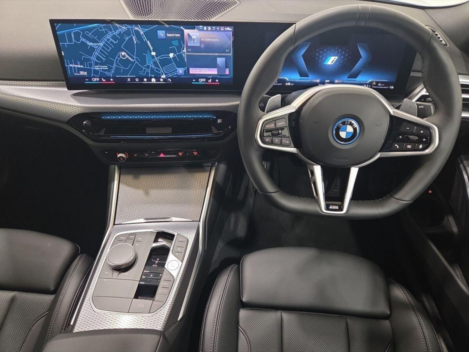 2025 BMW 3 Series - image 5