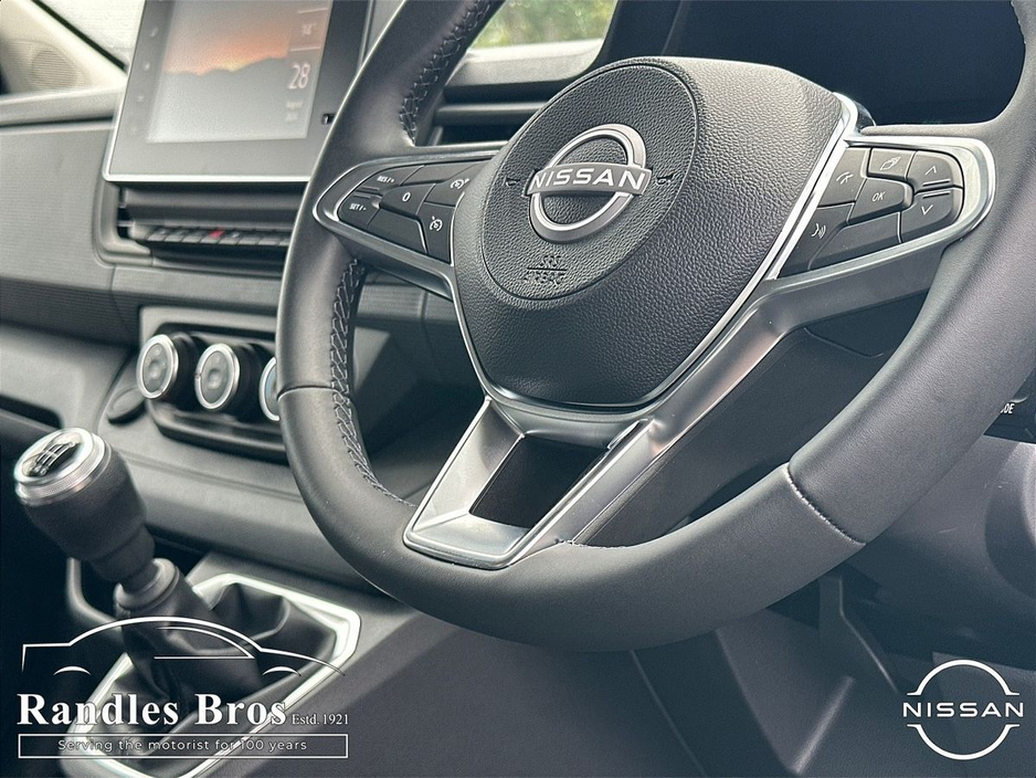 2025 Nissan Primastar - image 12