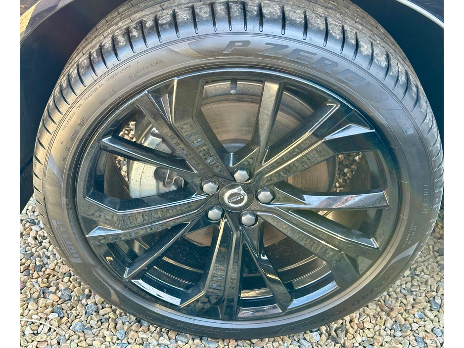 2025 Volvo XC60 - image 14