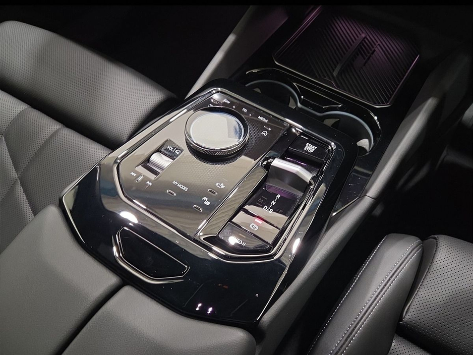 2024 BMW 5 Series - image 10