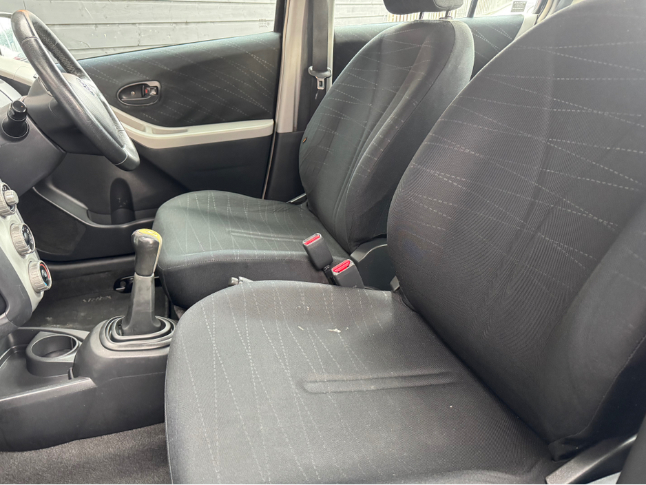 2009 Toyota Yaris - image 10