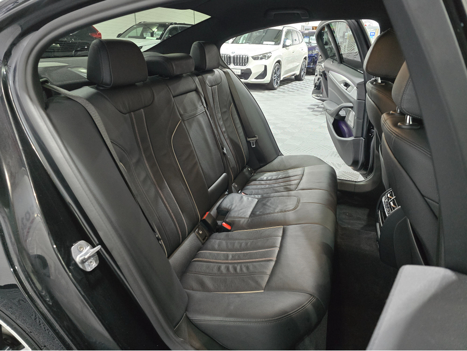 2019 BMW 5 Series - image 11