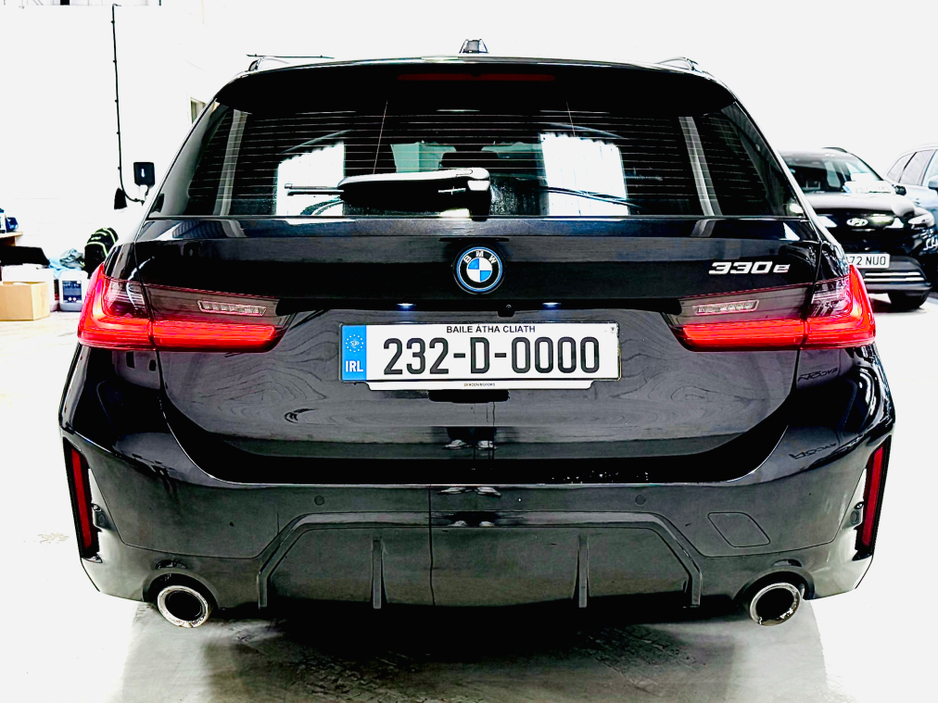 2023 BMW 3 Series - image 7
