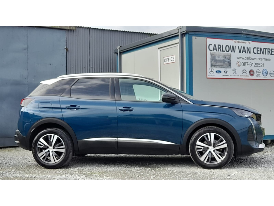 2023 Peugeot 3008 - image 2