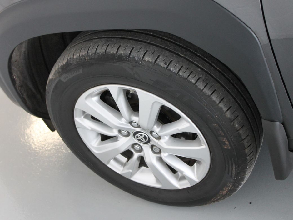 2024 Toyota Yaris - image 32