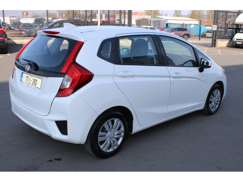 2017 Honda Jazz - image 5