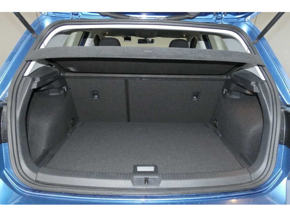 2016 Volkswagen Golf - image 26