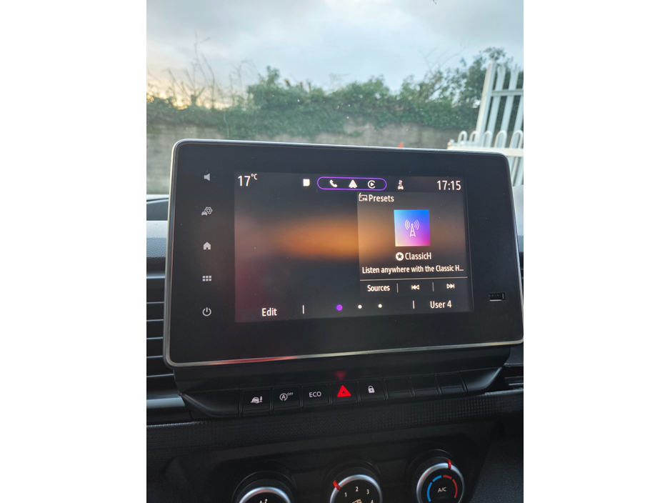 2023 Renault Trafic - image 9