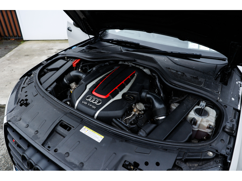 2016 Audi S8 - image 13
