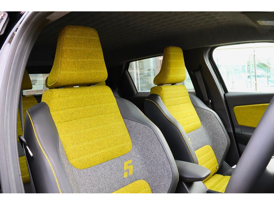 2025 Renault 5 - image 13