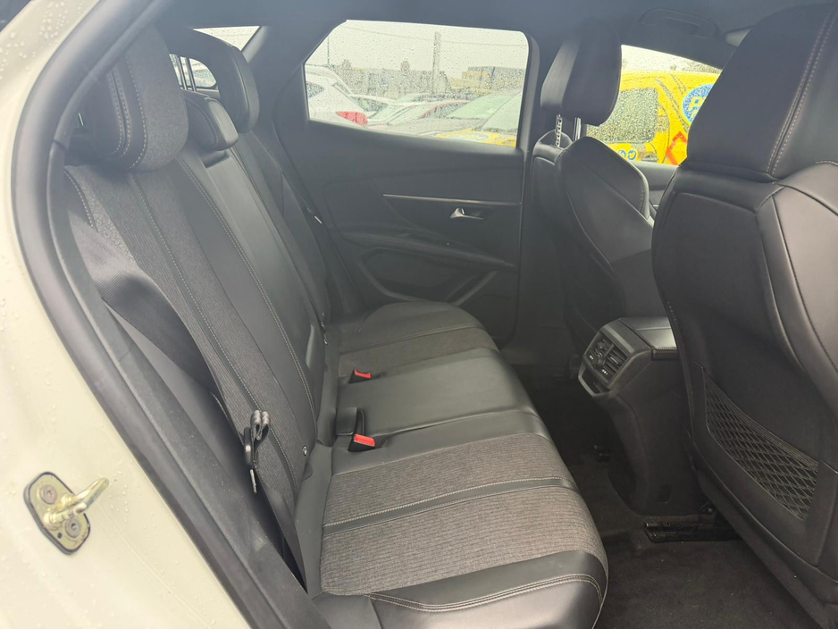 2017 Peugeot 3008 - image 2