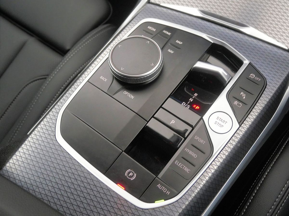 2025 BMW 3 Series - image 10