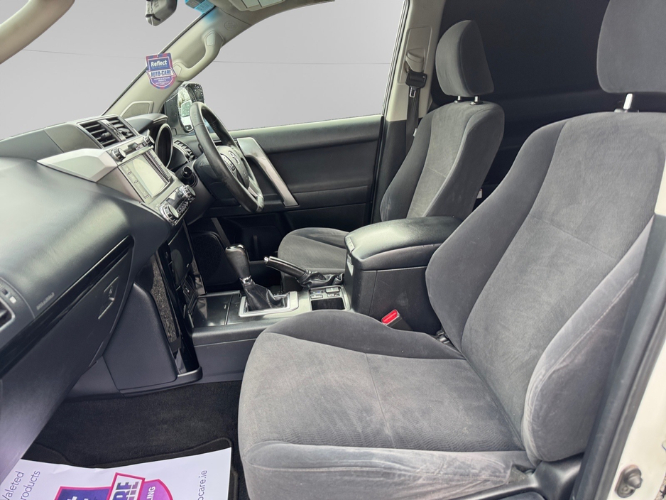 2017 Toyota Landcruiser - image 11