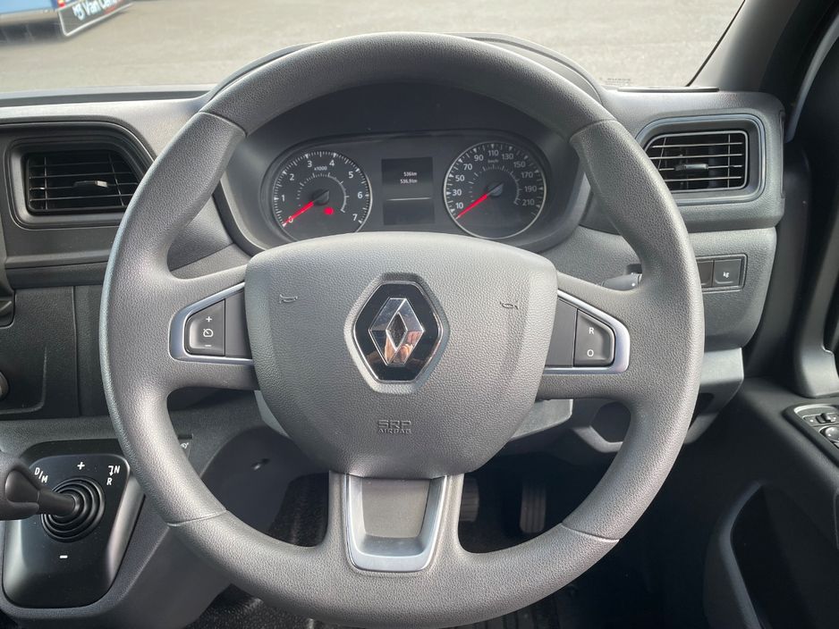 2025 Renault Master - image 22