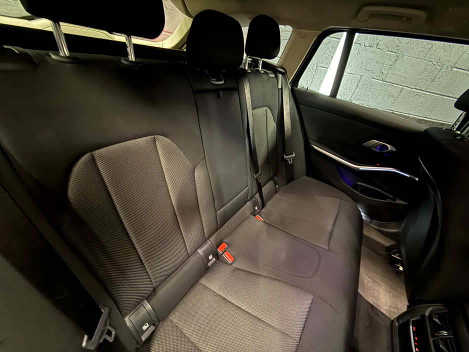 2022 BMW 3 Series - image 7