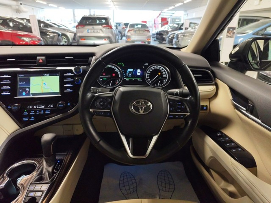 2019 Toyota Camry - image 9