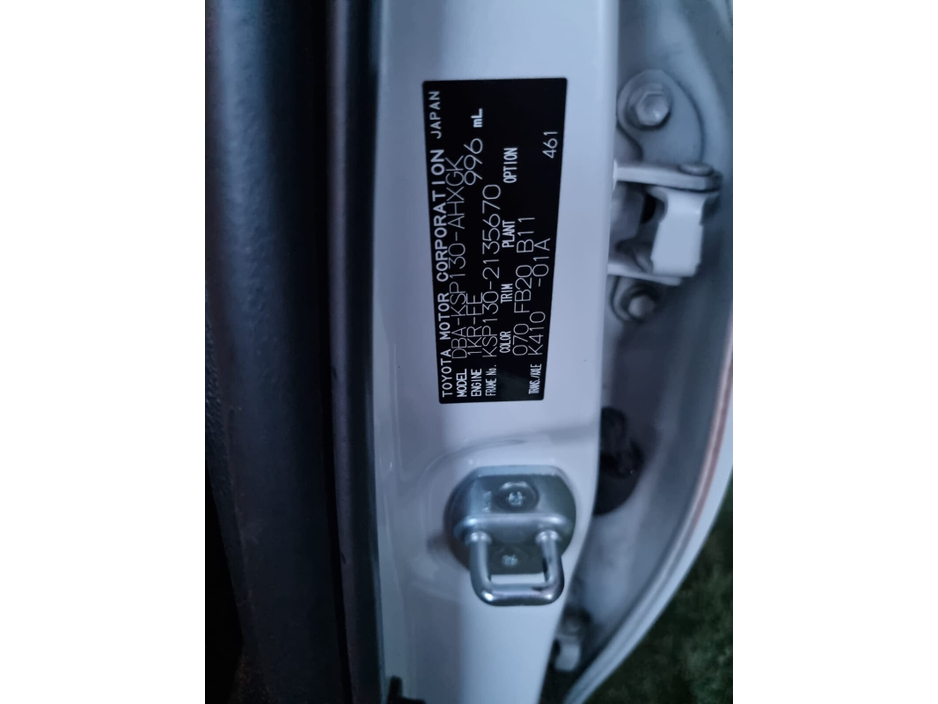 2015 Toyota Vitz - image 8