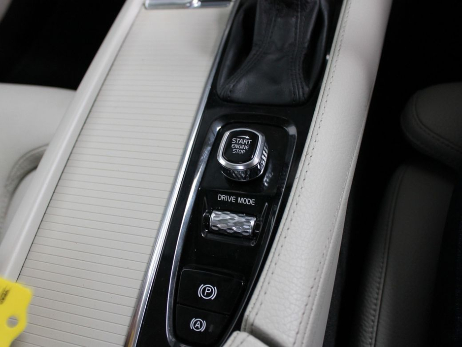 2020 Volvo V90 - image 23