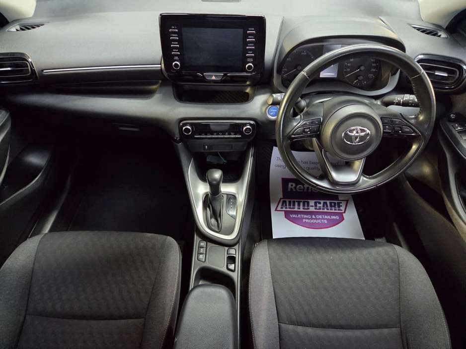 2022 Toyota Yaris - image 2