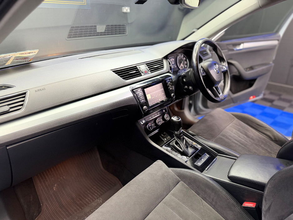 2016 Skoda Superb - image 17