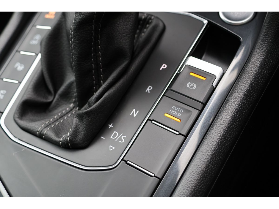 2017 Volkswagen Tiguan - image 14