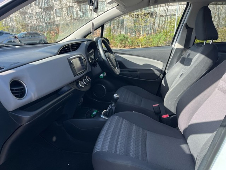 2017 Toyota Yaris - image 6