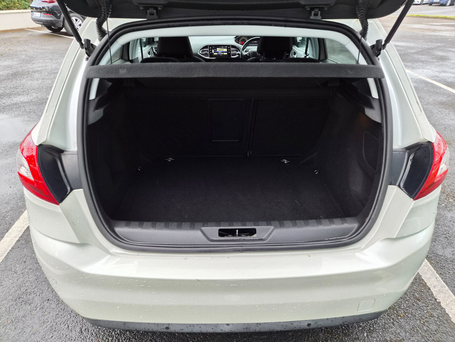 2015 Peugeot 308 - image 4