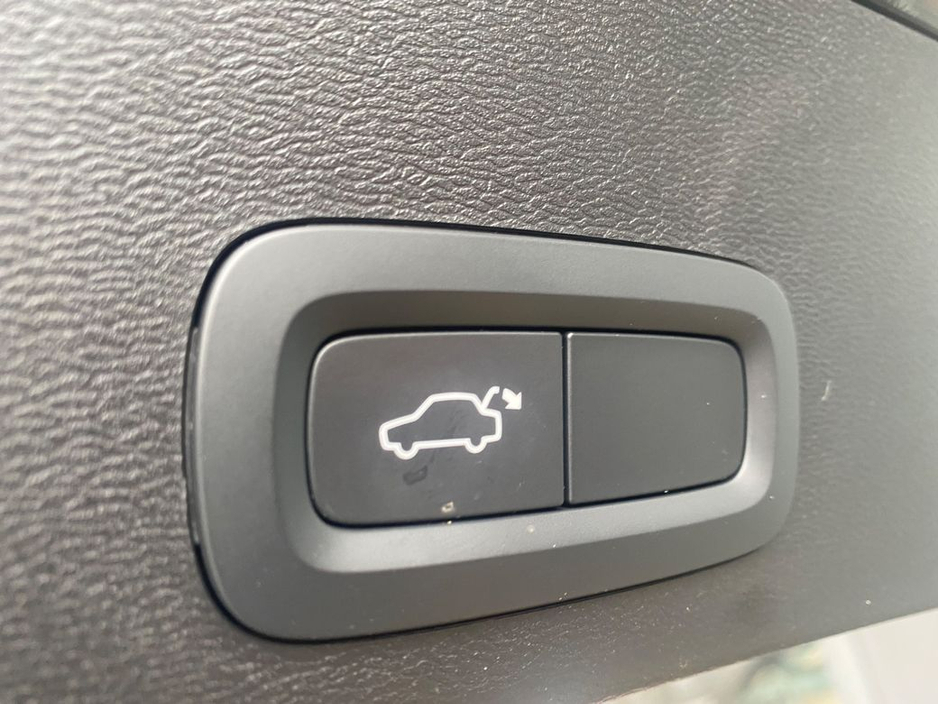 2023 Volvo XC40 - image 12