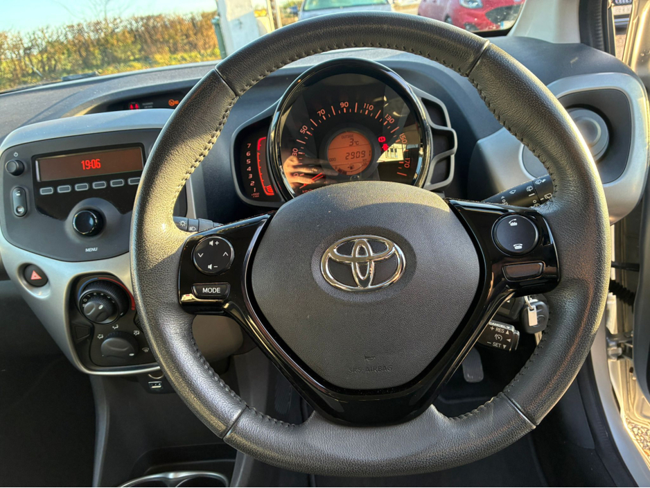 2015 Toyota Aygo 1.0 5DR X-PLAY (ONLY 29,000 KLMS) €8,750