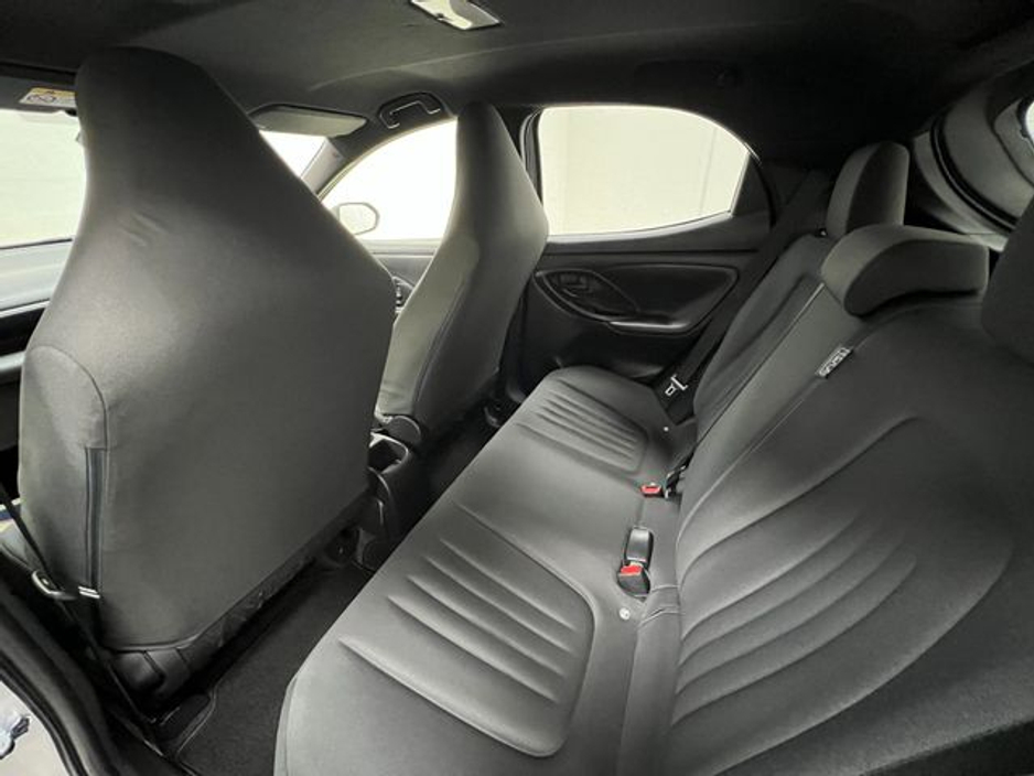 2021 Toyota Yaris - image 6