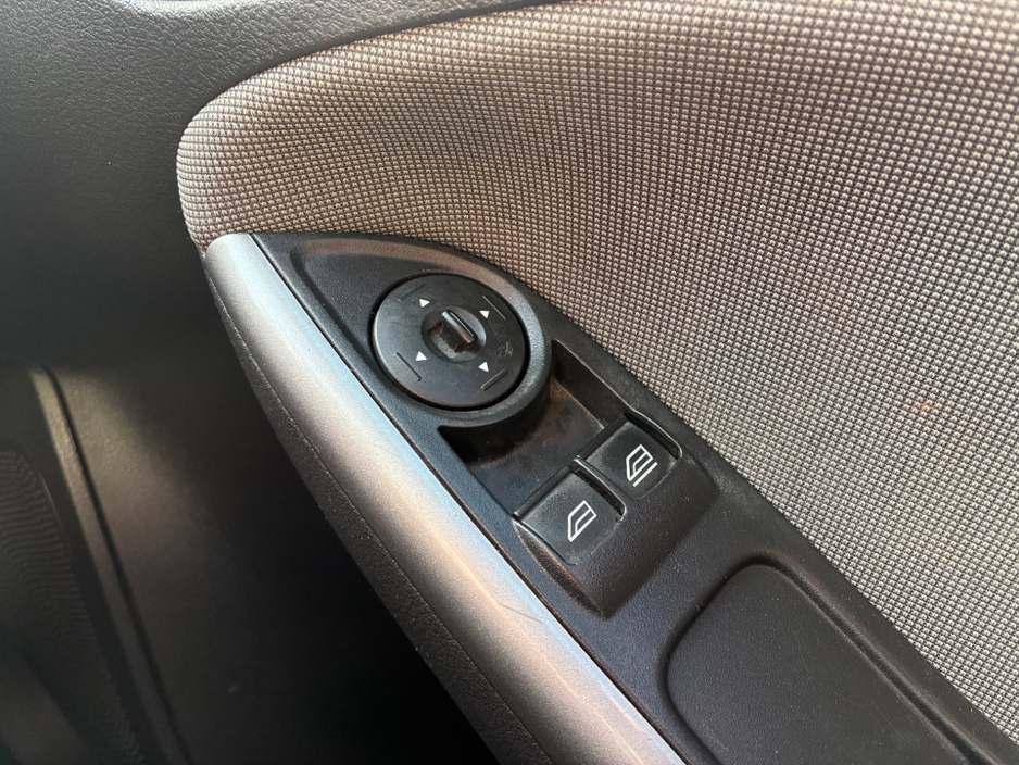 2012 Ford Focus - image 17