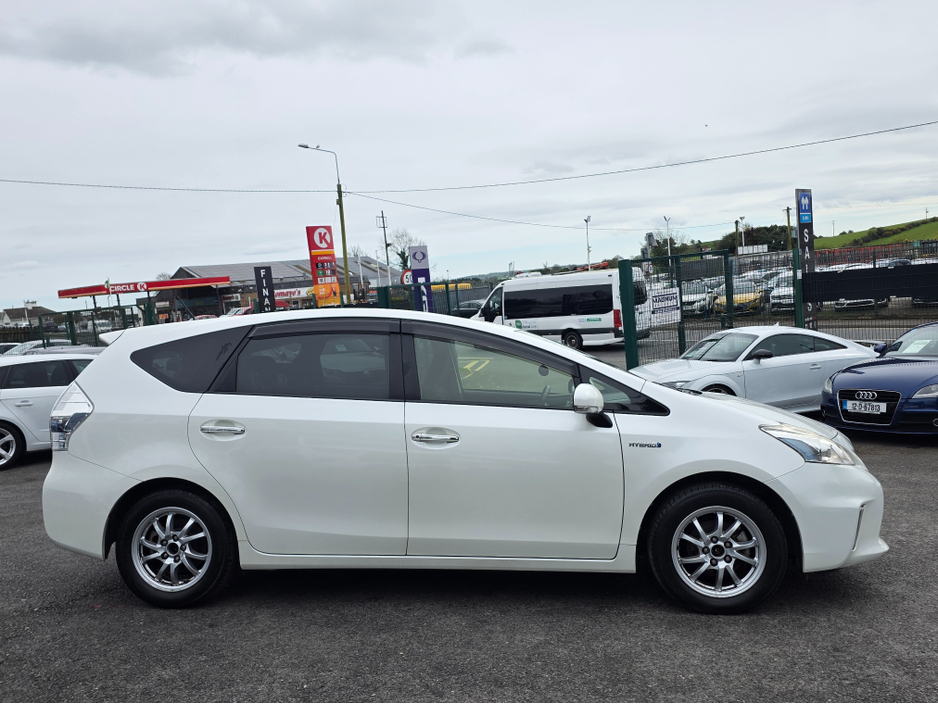 2014 Toyota Prius Alpha - image 3