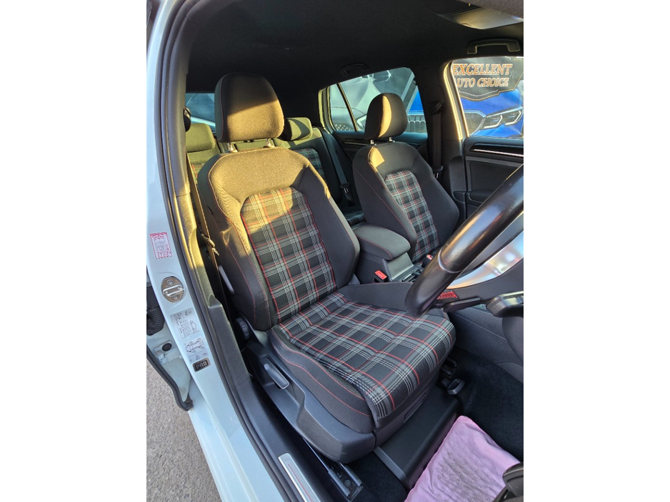 2017 Volkswagen Golf - image 9