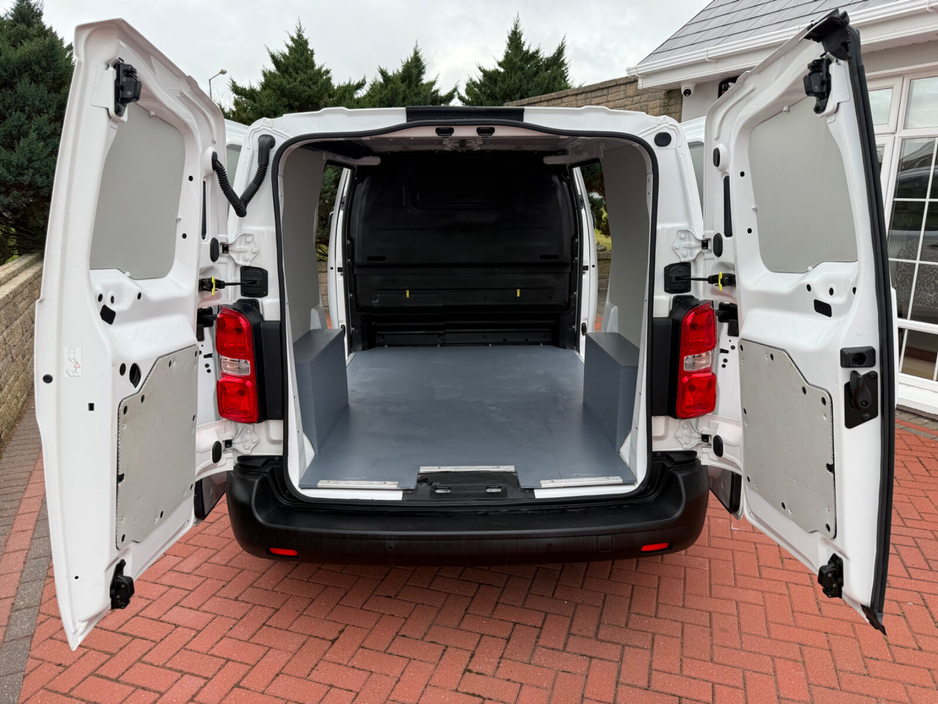 2020 Citroen Dispatch - image 19