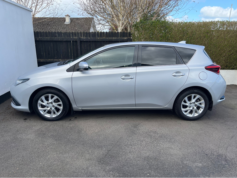 2018 Toyota Auris - image 5