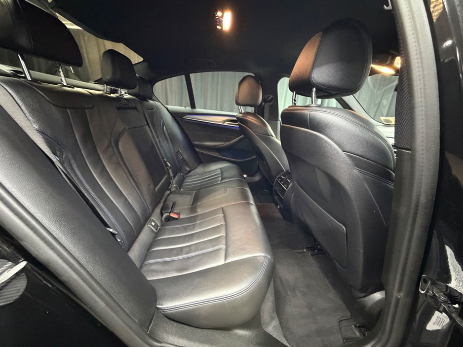 2019 BMW 5 Series - image 33