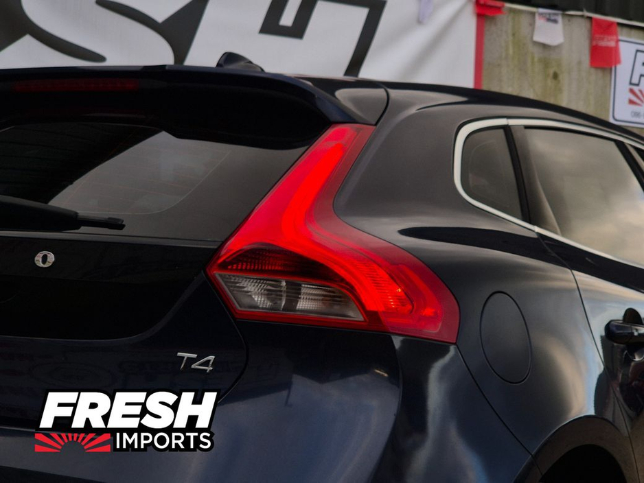 2015 Volvo V40 - image 4